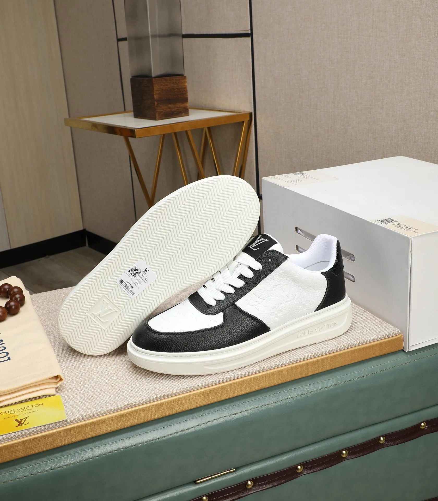 Men's shoes 💰540 💰(Niuli: full package) louis vuitton (Louis Vuitton/lv) top 🔍🔍 new models are on sale at the same time at the counter. The upper 🇮🇹 is imported from Italy, first-layer cowhide, and the lining is fully imported cowhide. 💪💪, completely 1⃣️ to 1 ⃣️Re-engraved🇮🇹💪💪, ⚠Sole: The original sole is specially provided by the original factory, the exclusive movable molded sole is super comfortable, ⚠The original factory follows the order, 🔍🔍high quality, you can enter and exit the counter at will, welcome to compare⚠. Code number:38-44